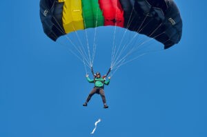 Atviros klubinės varžybos - šuoliai parašiutu tiksliam žymeklio numetimui. 1