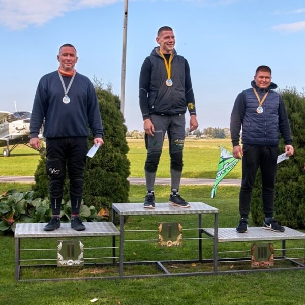 marizone.lt Atviros klubinės varžybos - šuoliai parašiutu tiksliam žymeklio numetimui.